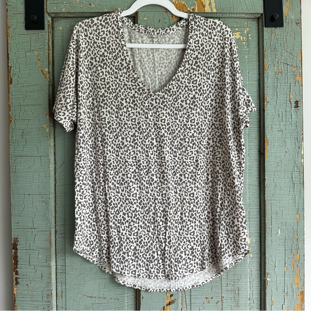 American Eagle Soft And Sext Leopard Print V-Neck Tee Sz Medium